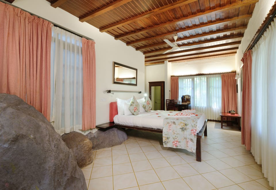 Deluxe Room | Desk, bed sheets