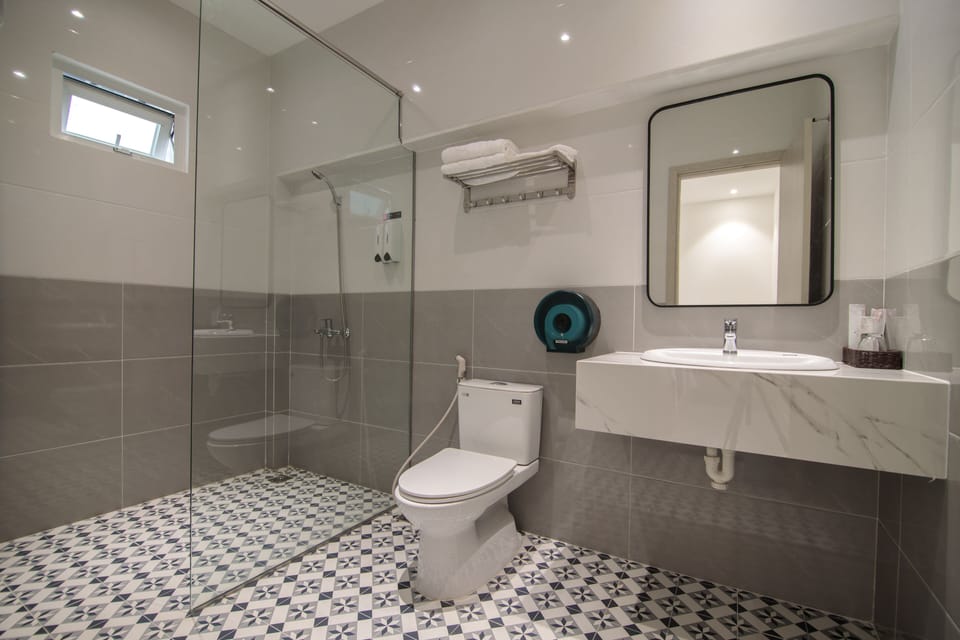 Double or Twin Room | Bathroom | Shower, rainfall showerhead, free toiletries, hair dryer