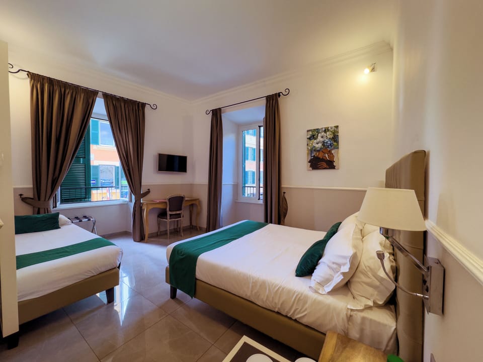 City Triple Room | In-room safe, desk, blackout drapes, soundproofing