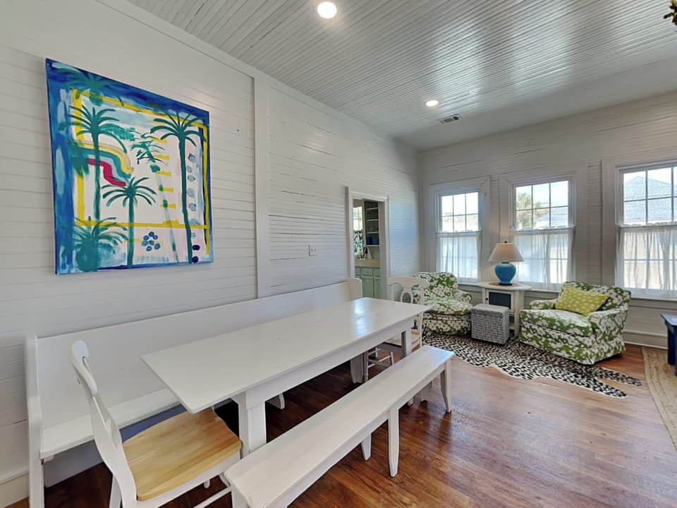 Dining Area w. Chair + Bench Seating