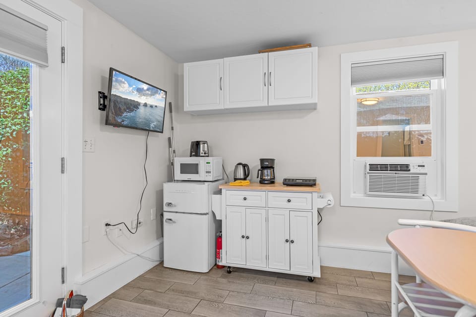 Our charming studio features a fully-equipped kitchenette complete with a toaster oven, microwave, refrigerator, and hotplate, allowing you to prepare simple meals and snacks at your leisure,