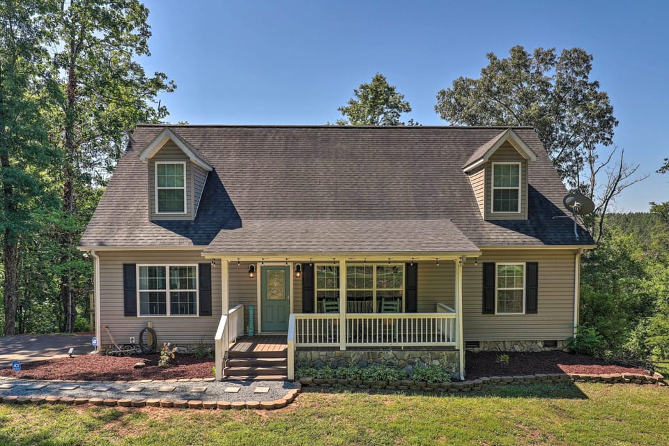 Cottage tucked in the woods with year-round mountain views, come relax!
