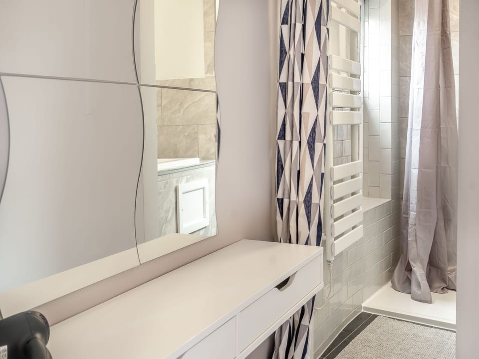 Bathroom | Bluebell Apartment - Fresh as a Daisy Apartments, Bridlington