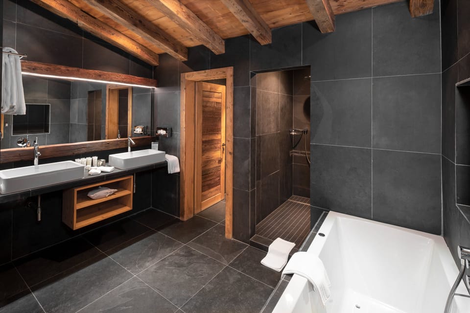 Suite des Ours | Bathroom | Separate tub and shower, jetted tub, designer toiletries, hair dryer
