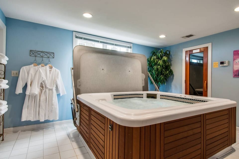 Private Indoor 4 person Hot Tub-Apartment