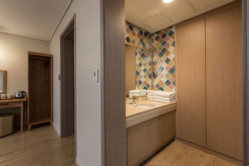Family Suite | Bathroom sink