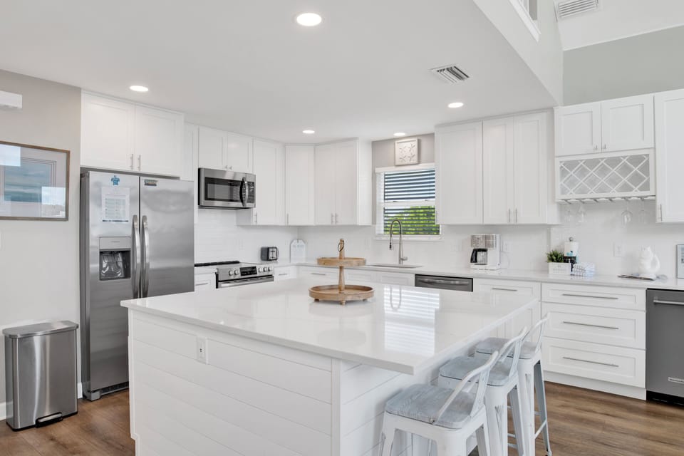 Fully equipped kitchen and beautifully updated