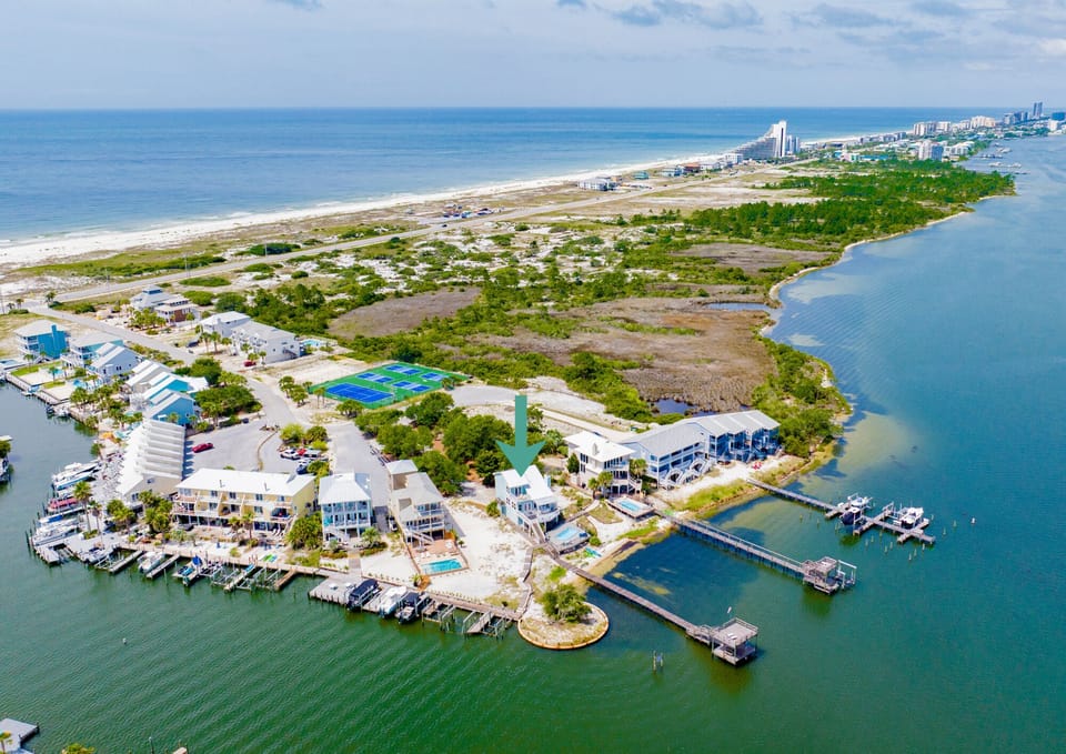 Blue Crab is pet-friendly, 4 bedroom, 3 bath home with a private pool and hot tub and downstairs suite