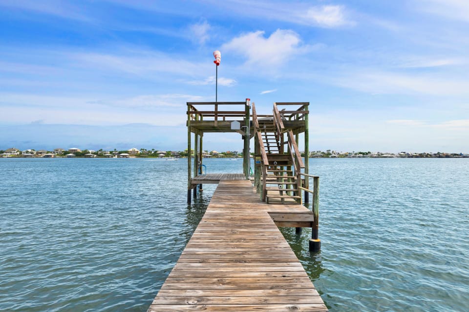 Blue Crab is pet-friendly, 4 bedroom, 3 bath home with a private pool and hot tub and downstairs suite