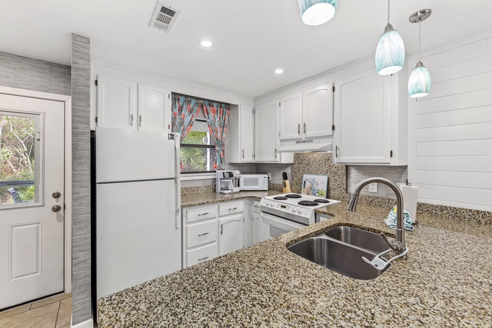 Townhome, Multiple Beds, Balcony, Garden View (25 Chateau Road) | Private kitchen | Fridge, microwave, oven, stovetop