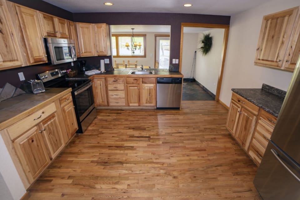 Cabin, 4 Bedrooms | Private kitchen | Fridge, oven, coffee/tea maker, toaster
