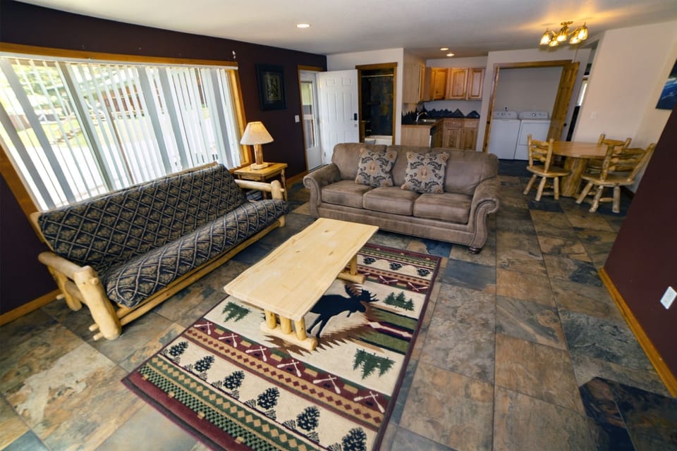 Cabin, 4 Bedrooms | Living area