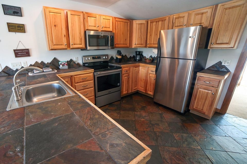 Cabin, 3 Bedrooms | Private kitchen | Fridge, oven, coffee/tea maker, toaster