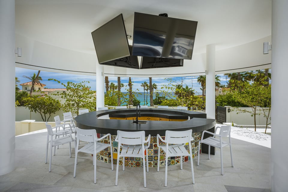 Pool bar perfectly equiped
