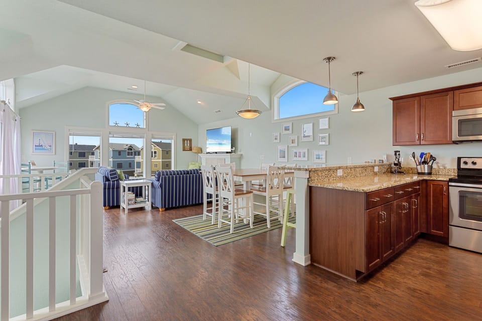 Well-Lit Top Level with Wooden Floors and an Inviting Atmosphere for Unforgettable Stays
