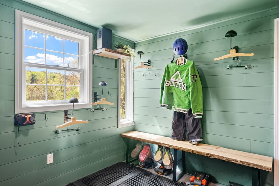 Start the day right using the boot warmers! 24/7Dehumidier to keep the room dry.