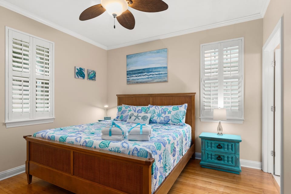Expertly Decorated Family Home, Steps to Beach w/ a Private Heated Pool & Spa! House in Sunnyside