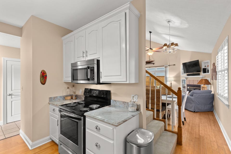 House, Multiple Beds, Private Pool, Pool View | Private kitchen | Fridge, microwave, oven, stovetop