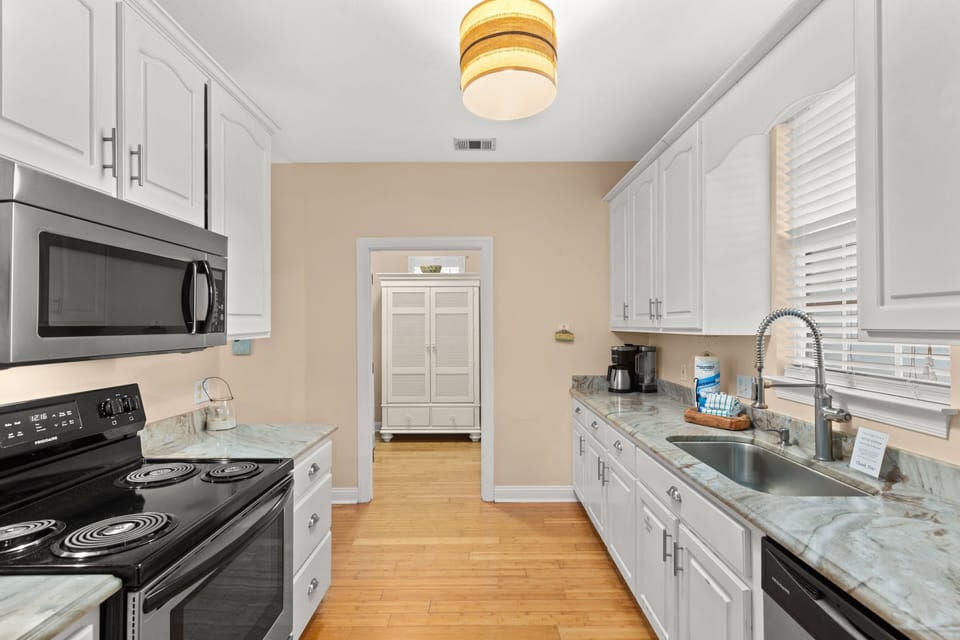 House, Multiple Beds, Private Pool, Pool View | Private kitchen | Fridge, microwave, oven, stovetop