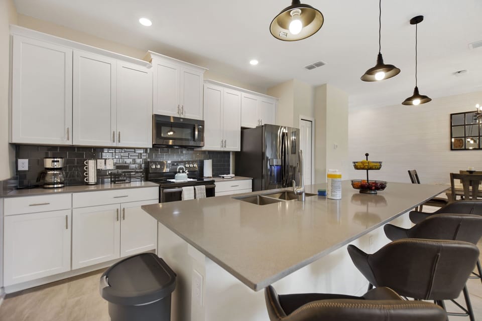 Townhome, 4 Bedrooms | Private kitchen | Fridge, oven, coffee/tea maker, toaster