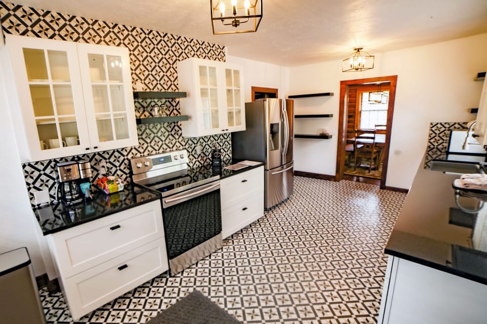 Cabin, 3 Bedrooms | Private kitchen | Fridge, oven, coffee/tea maker, toaster