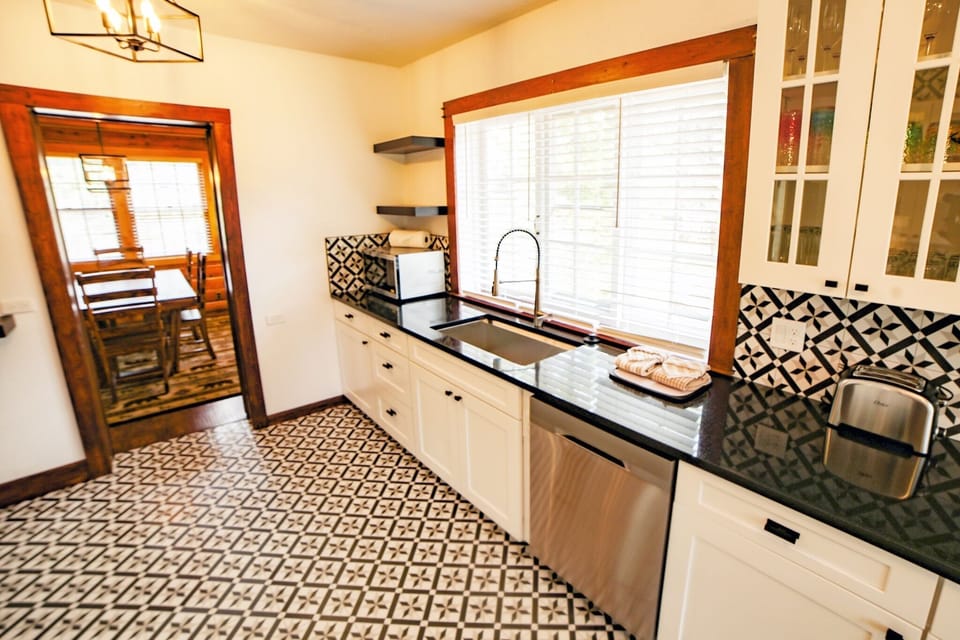 Cabin, 3 Bedrooms | Private kitchen | Fridge, oven, coffee/tea maker, toaster