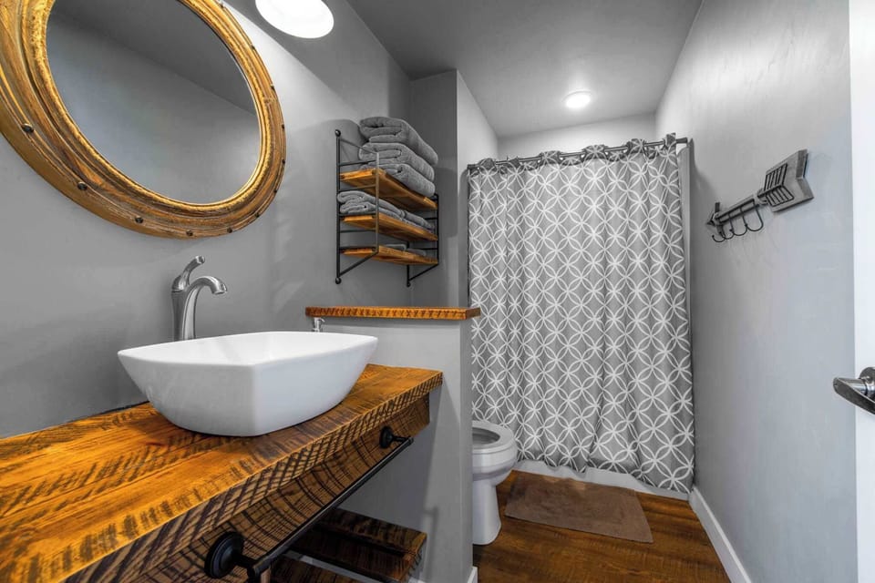 Full bathroom-- 1 of 4