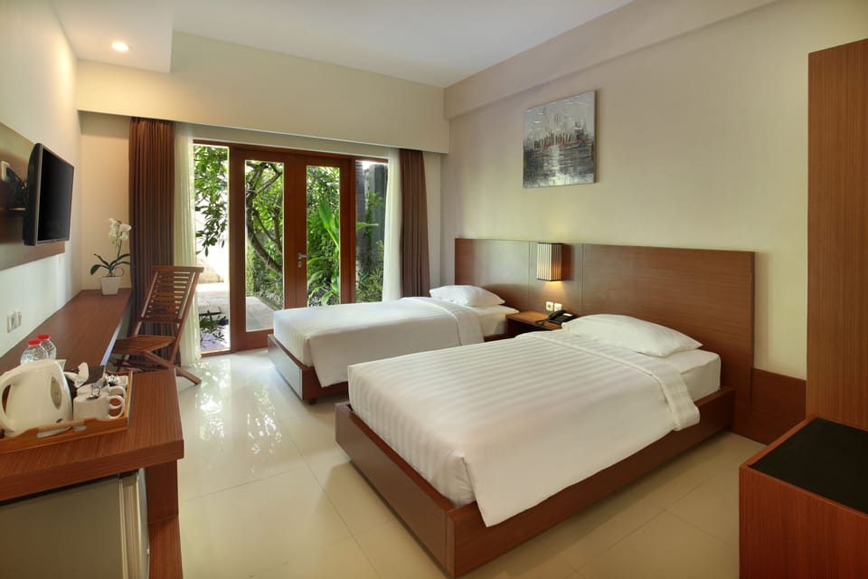 Superior Pool Access Room | Minibar, in-room safe, desk, rollaway beds