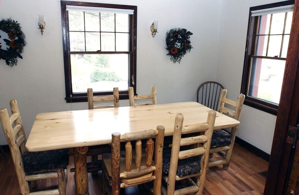 Cabin, 3 Bedrooms | Dining