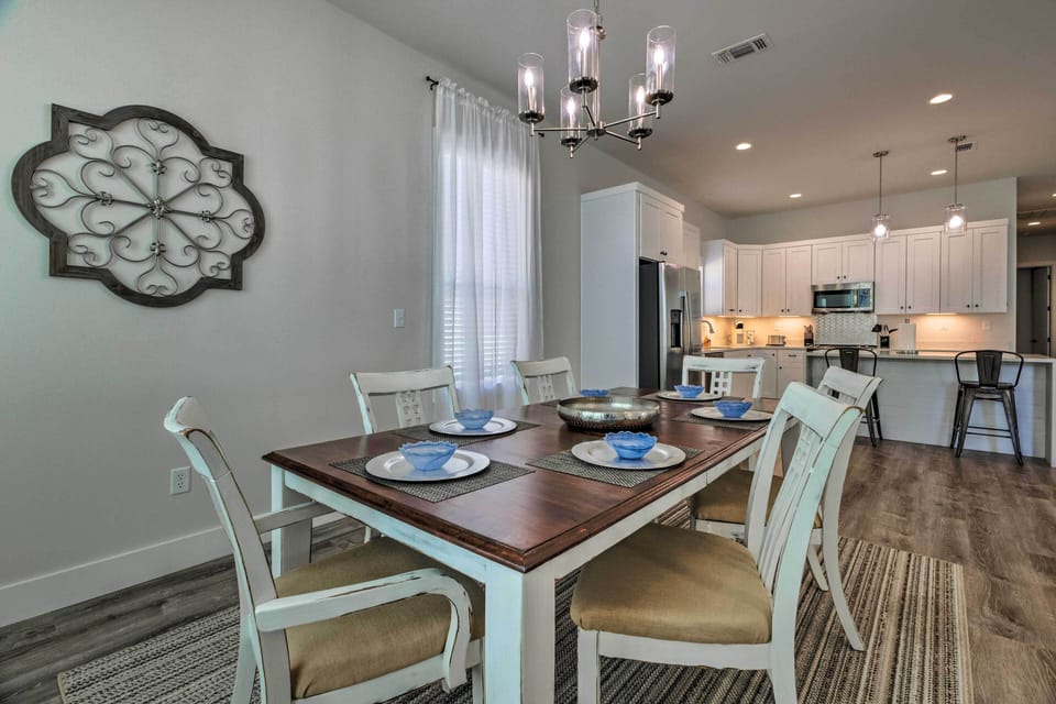 Dining Area | Dishware & Flatware Provided