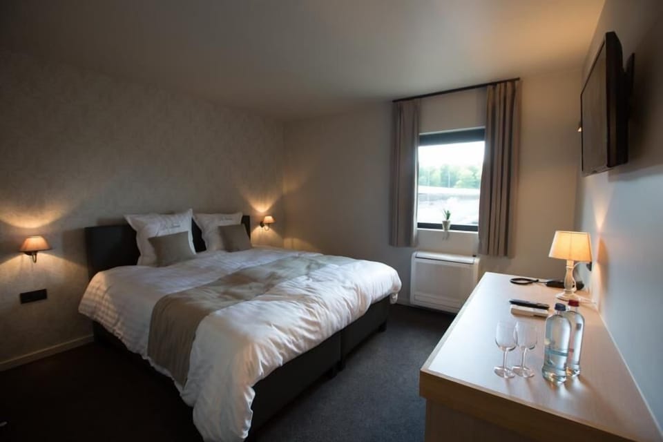 Minibar, in-room safe, soundproofing, free WiFi