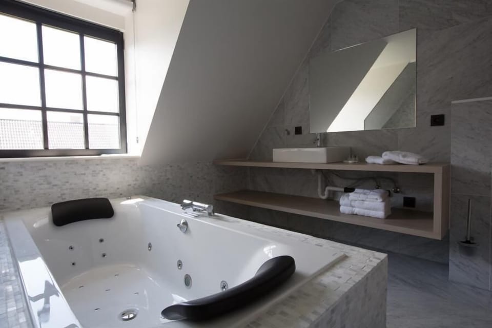 Jetted tub