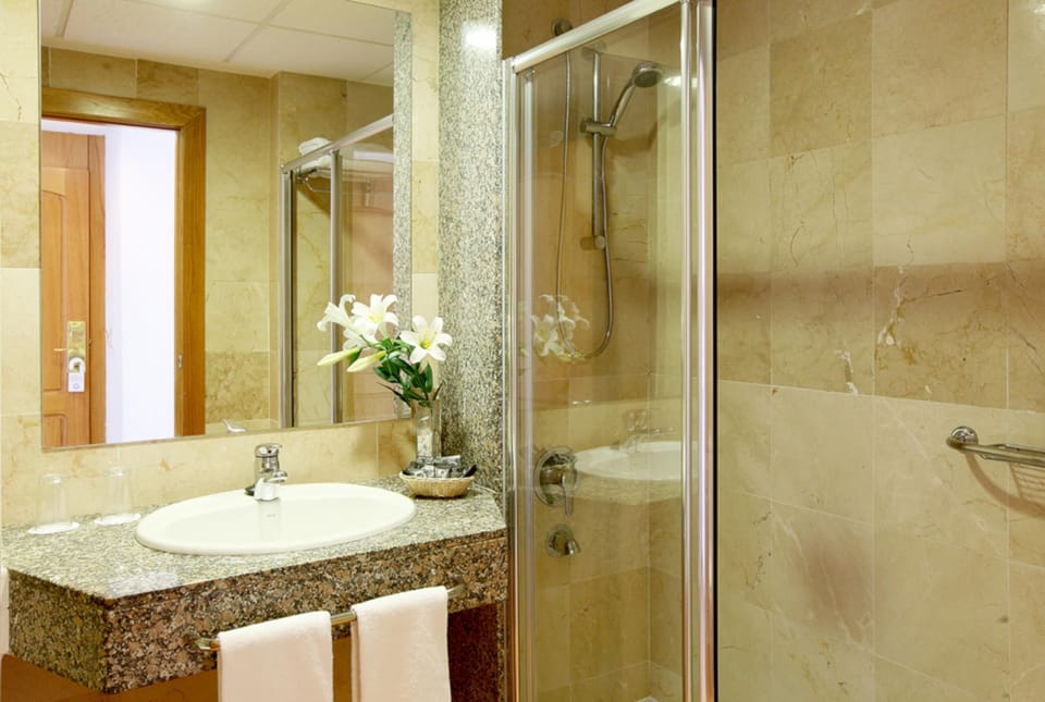 Deep soaking tub, free toiletries, hair dryer, towels