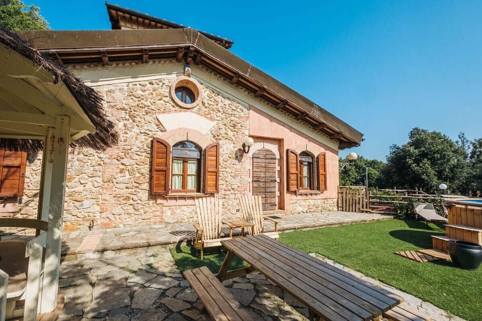 antico casale toscano in pietra a faccia vista , soffitto  intarsiato in legno