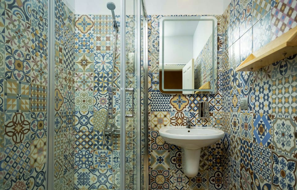 Room | Bathroom | Free toiletries, soap, shampoo, toilet paper