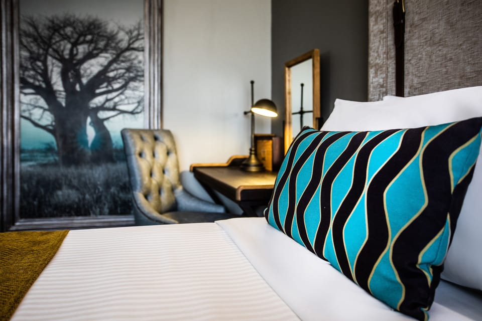 Standard Room | Minibar, in-room safe, desk, blackout drapes