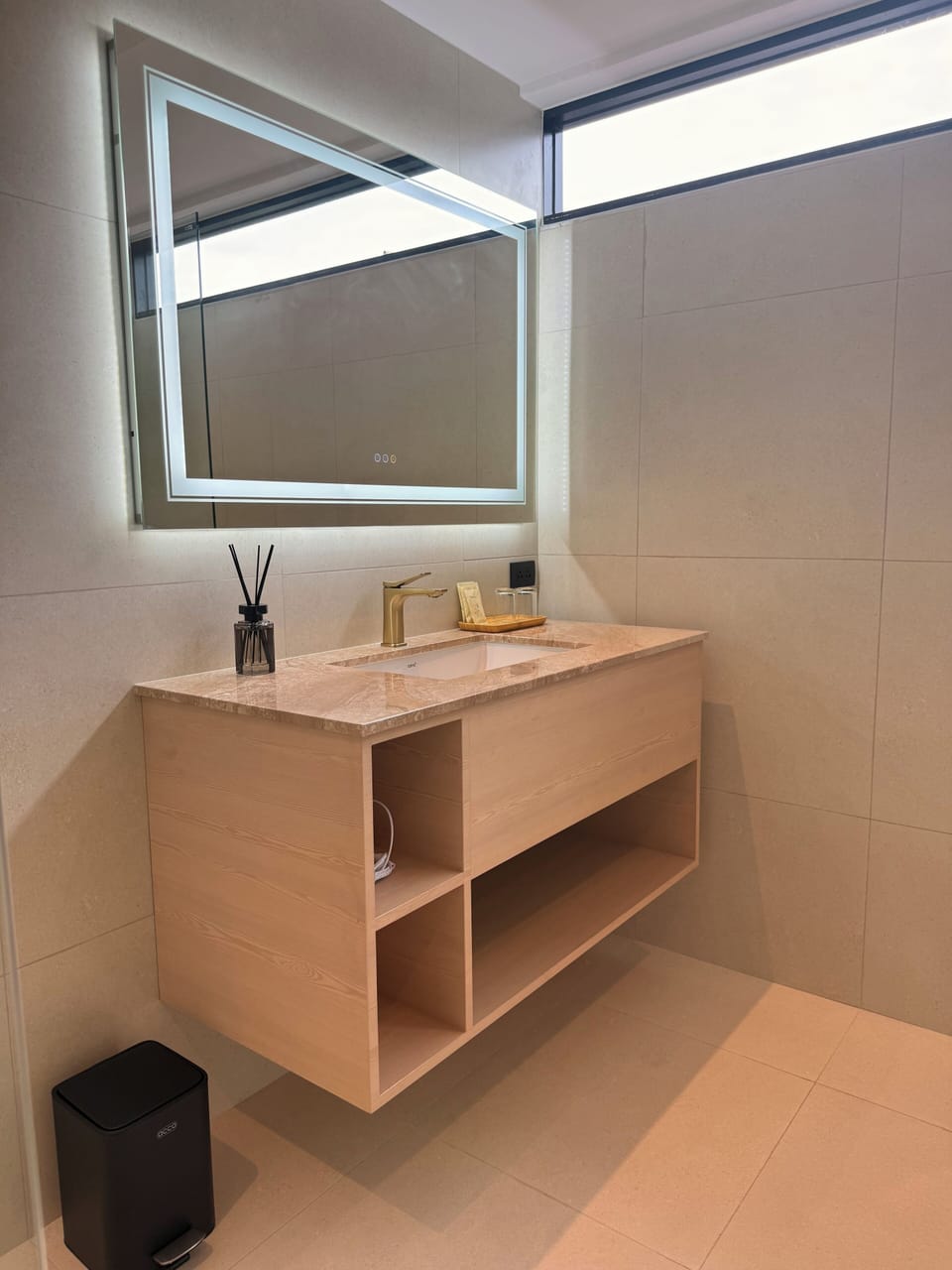 Deluxe Double Room, Sea View | Bathroom | Shower, free toiletries, hair dryer (on request), towels