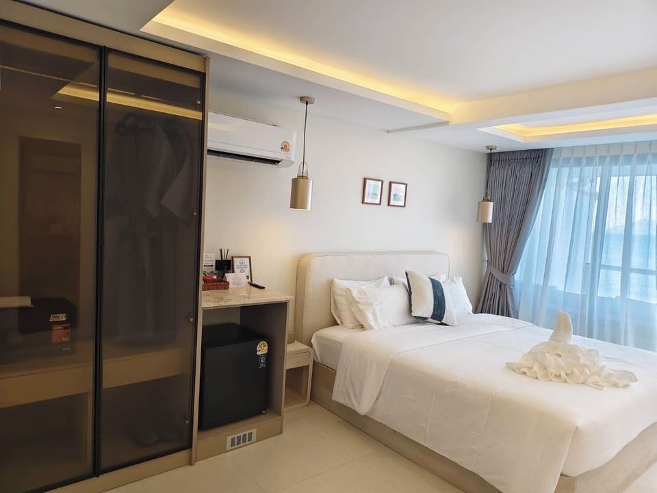 Superior Sea View | In-room safe, desk, cribs (free), WiFi (free)
