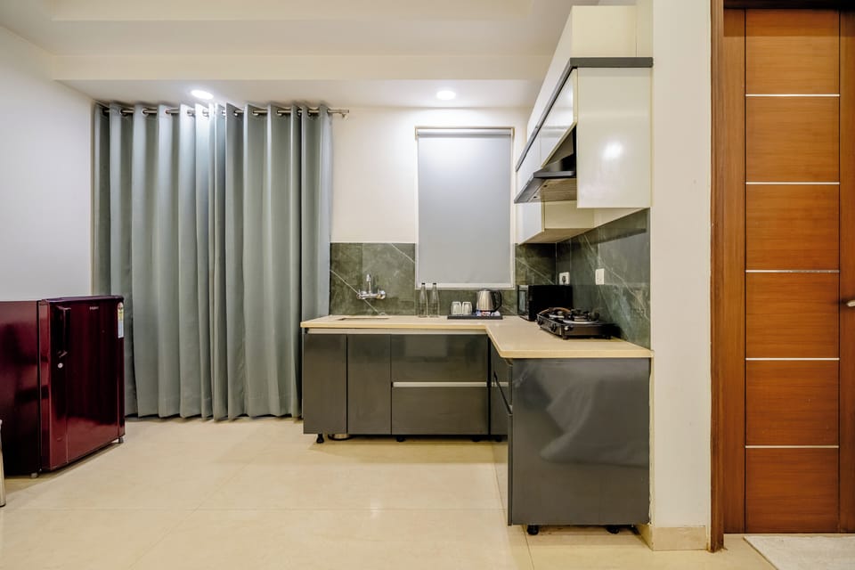 Full-size fridge, microwave, stovetop