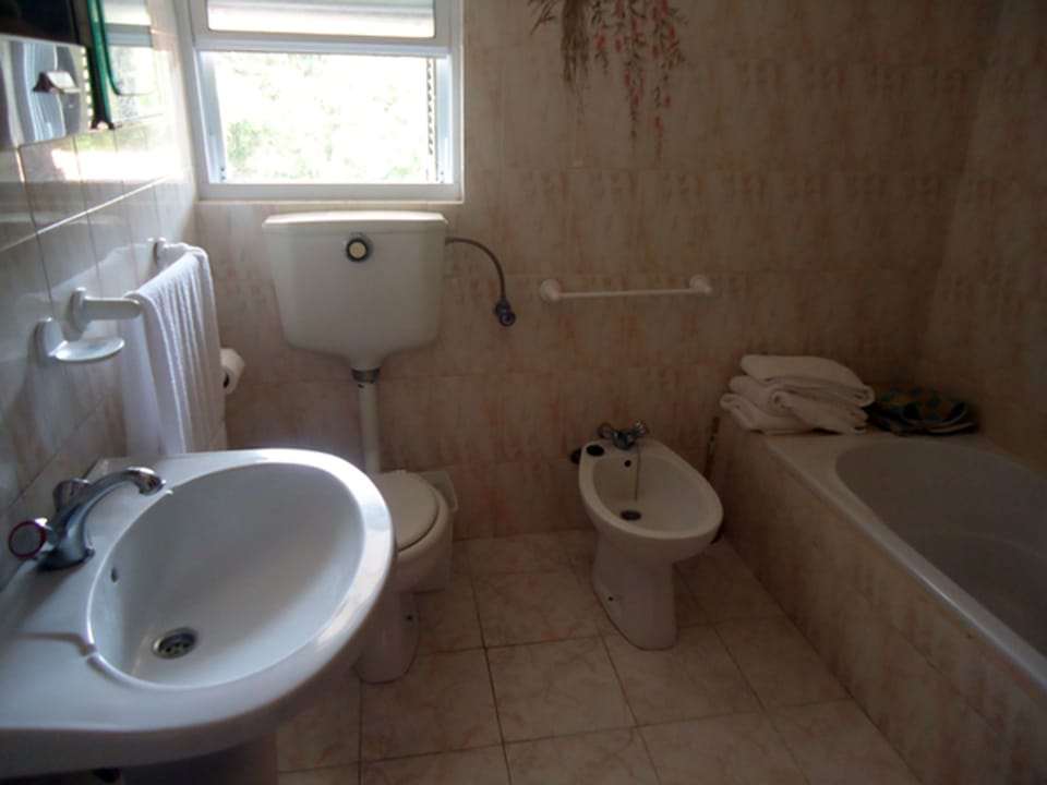 Apartment, 2 Bedrooms | Bathroom | Free toiletries, towels