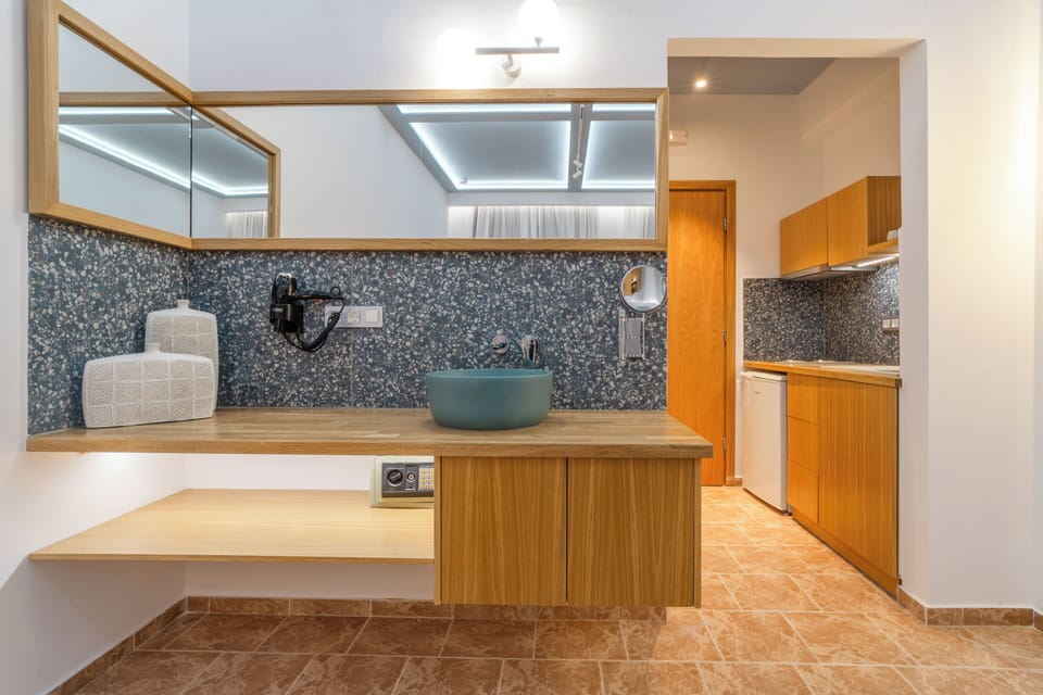 Deluxe Room | Private kitchen | Full-size fridge, stovetop, espresso maker, electric kettle