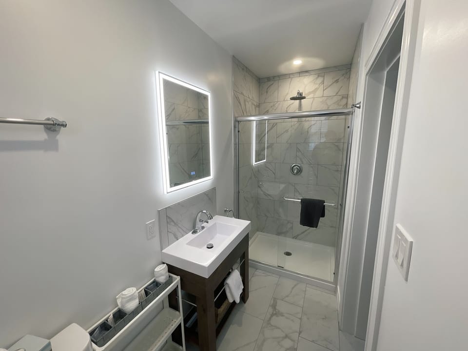 Classic Double Room, 1 Queen Bed, Non Smoking, Ensuite | Bathroom | Designer toiletries, hair dryer, bathrobes, towels