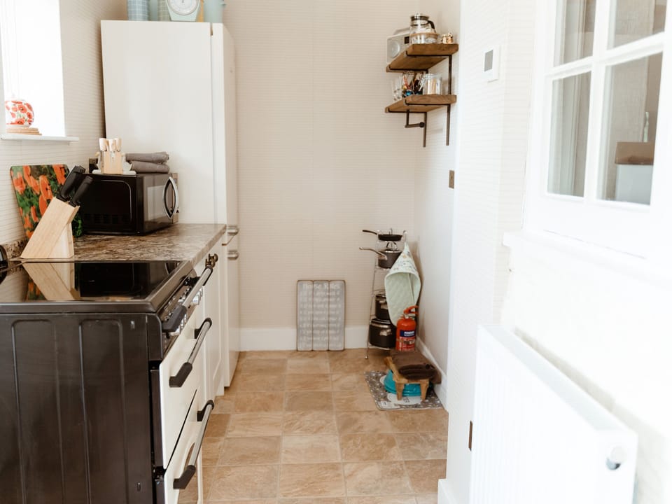 Cottage | Private kitchen | Fridge, dishwasher, electric kettle, toaster