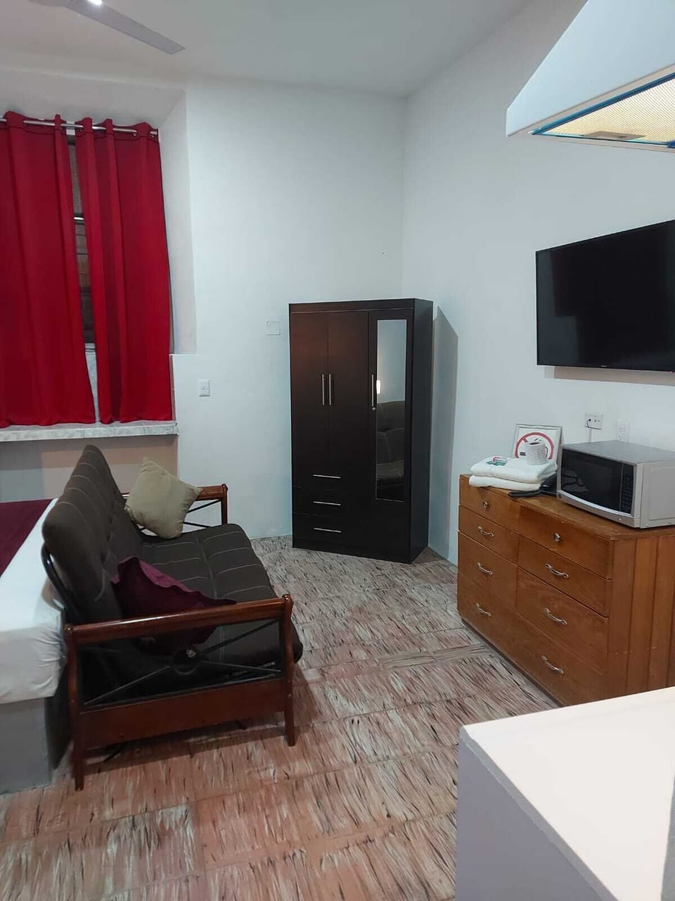 Grand Room | Blackout drapes, iron/ironing board, free WiFi, bed sheets