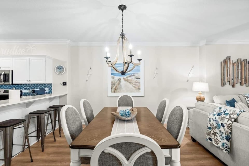 Plenty of seating with dining for 6 + 3 bar stools