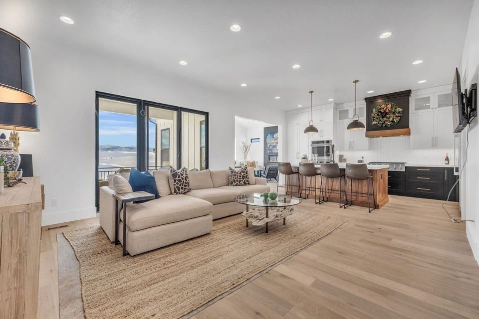 Main living and kitchen area, with smart TV and Views over the Uinta mountains 