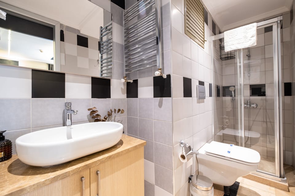 Comfort Studio Suite, 1 Double Bed | Bathroom | Shower, hydromassage showerhead, designer toiletries, hair dryer
