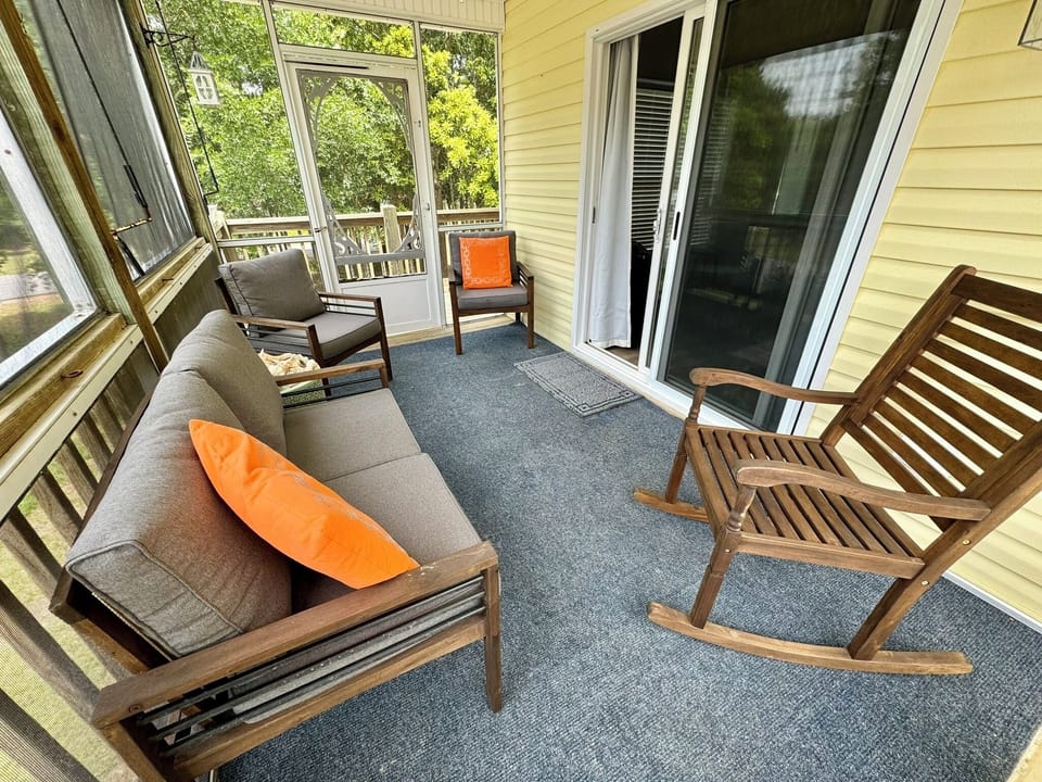 Screened in porch with seating