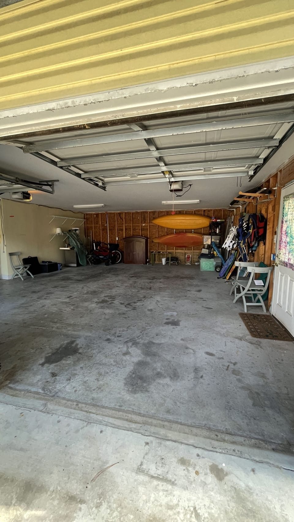 2-car covered garage. Guests park on right side. Equipment in garage included!