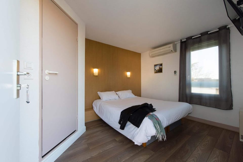 Double Room, 1 Queen Bed | Premium bedding, desk, soundproofing, WiFi (free)